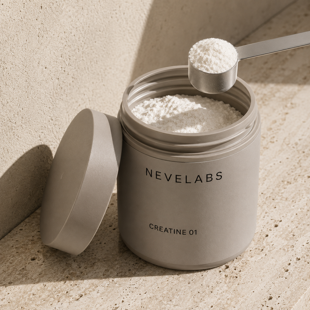 Pot Nevelabs Créatine 01 ouvert avec poudre et cuillère doseuse