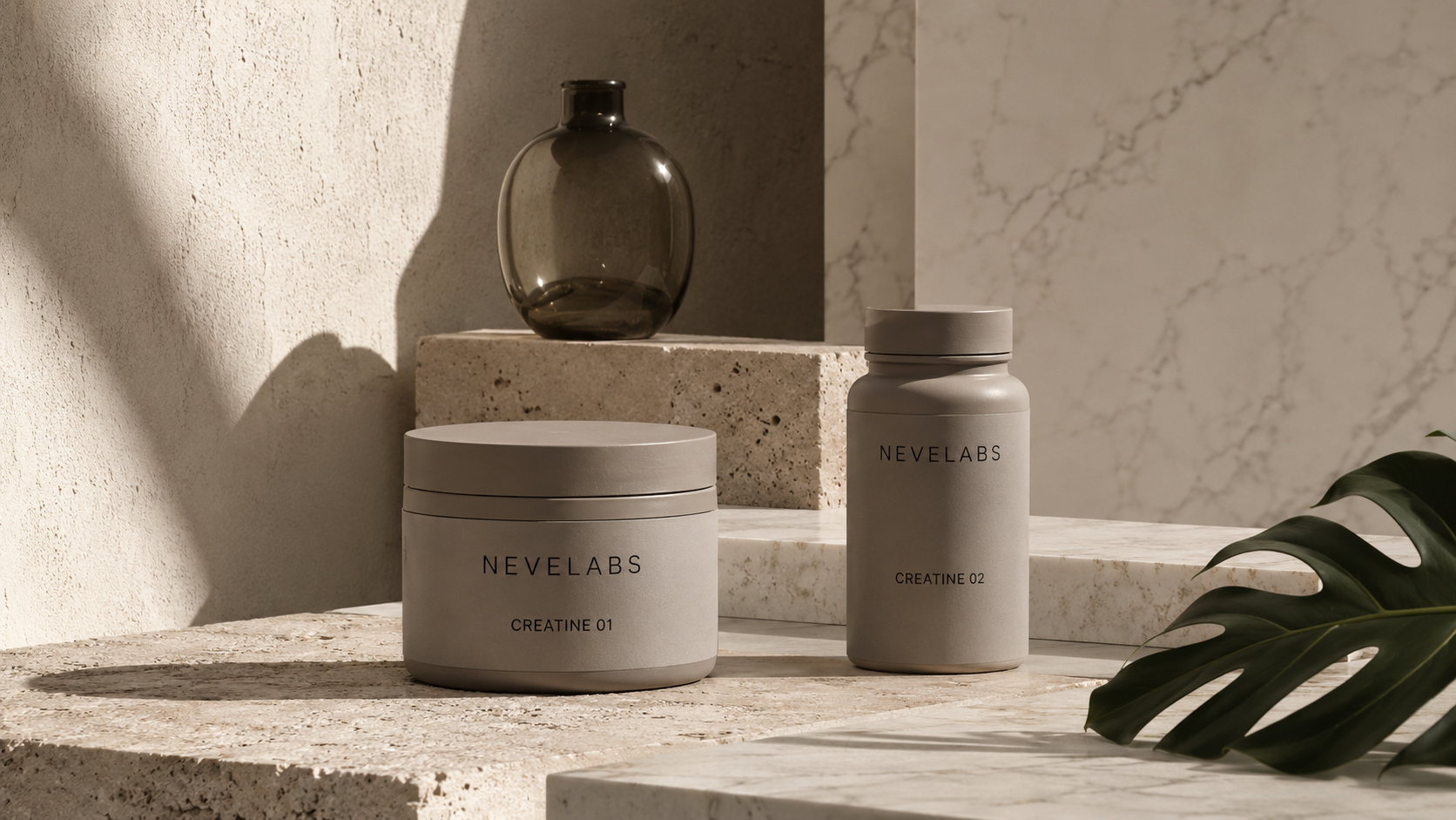 Nevelabs créatine en poudre et capsules sur pierre et marbre