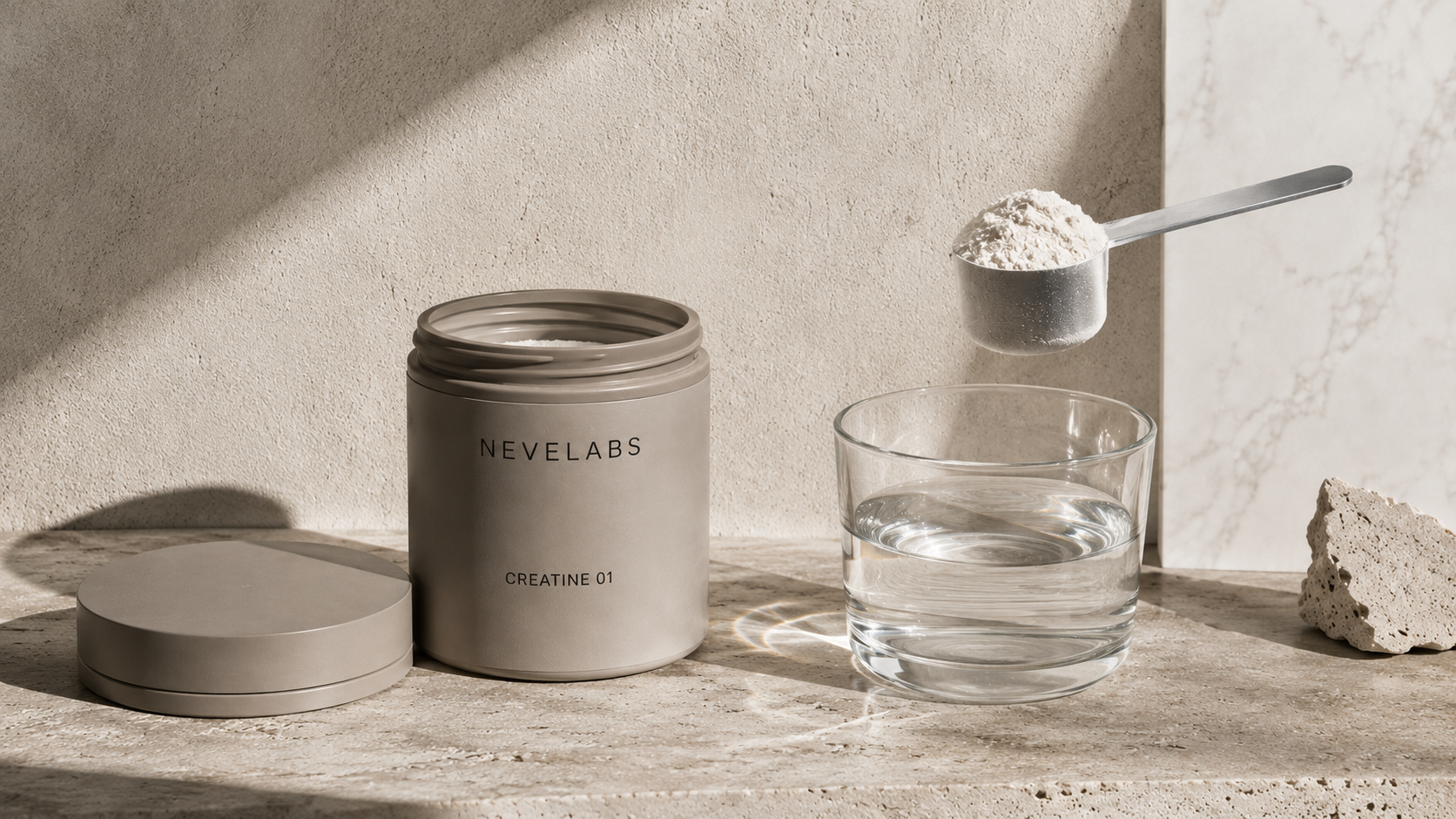 Rituel quotidien Nevelabs poudre de créatine et verre d’eau